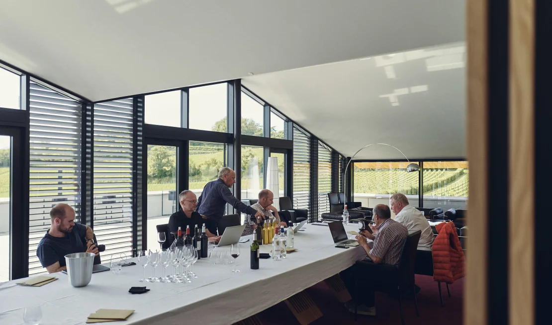 Unsere Weinexperten auf dem Weingut bei der Primeur-Verkostung.