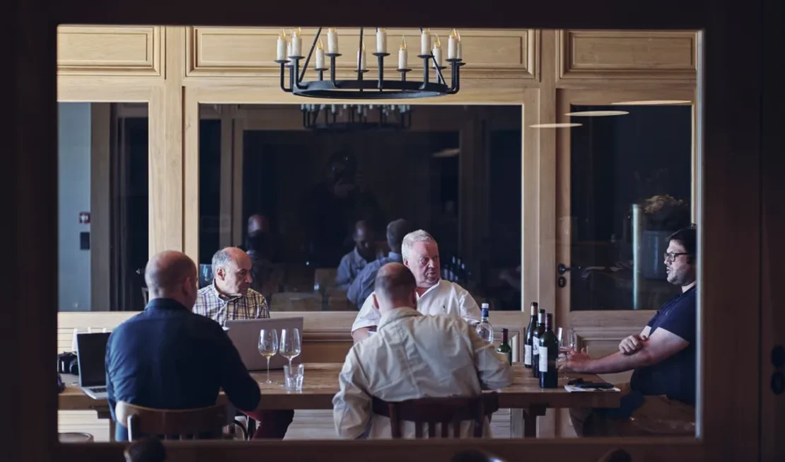 Max Gerstl, Pirmin Bilger und Heiner Lobenberg von "Lobenbergs" bei der Primeur Verkostung des Weinguts im Frühjahr 2023