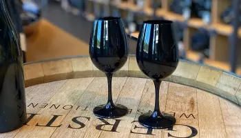 Blinddegustation aus schwarzen Gläsern in Sempach