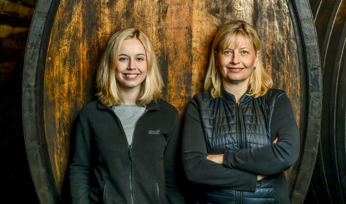 Das Winzer-Talent liegt in der Familie: Tochter Gloria mit Birgit Eichinger.