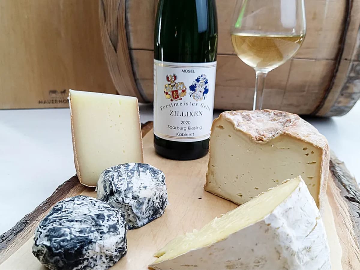 Wein zu verschiedenen Käsesorten.