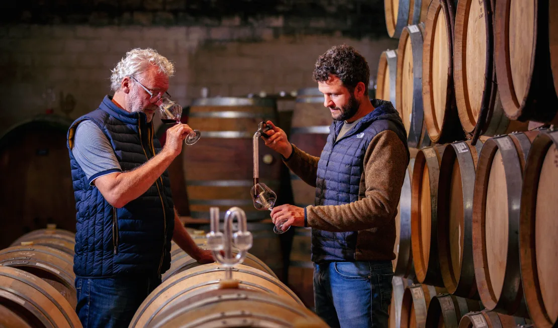 Sind mit dem Jahrgang 2024 sehr zufrieden: Werner (l) und Johannes (r) Jülg vom Weingut Jülg in der Pfalz.